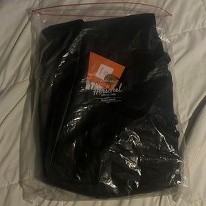 32.4L Herschel insulated Alexander Zip